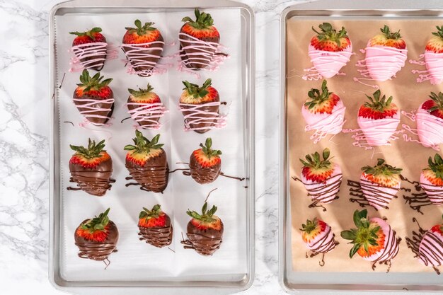 In chocolade gedompelde aardbeien