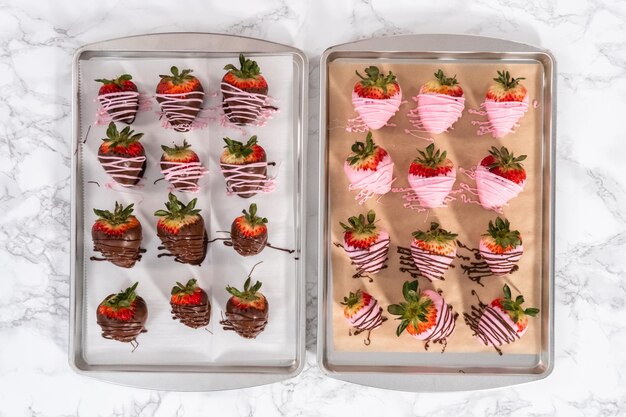 In chocolade gedompelde aardbeien