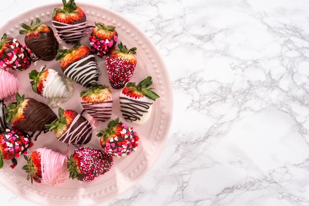 In chocolade gedompelde aardbeien