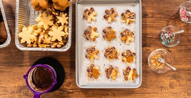 In chocolade gedoopte peperkoekmannetjes met goudgeroosterde kokosnoot