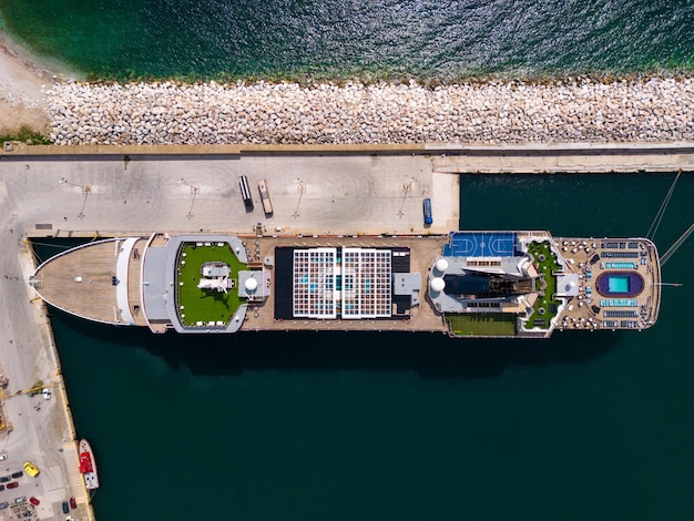 In de adembenemende luchtfoto ligt een enorm cruiseschip aangemeerd in de bruisende haven