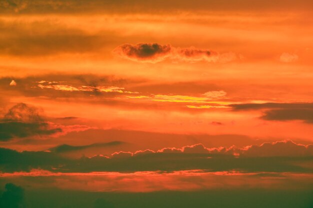 In de avondlucht charmante vuurwolken