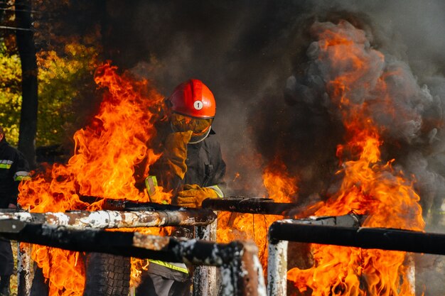 In de brand zoekt een brandweerman naar mogelijke overlevenden