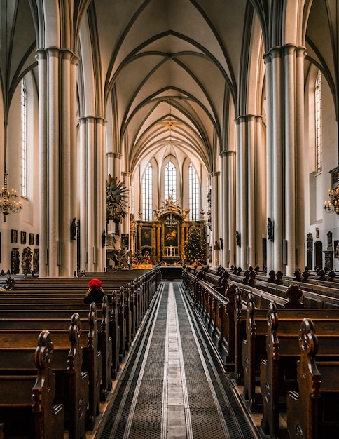 Foto in de kathedraal zijn stoelen gerangschikt.