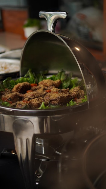 Foto in de keuken staat een pot gehaktballen te koken.