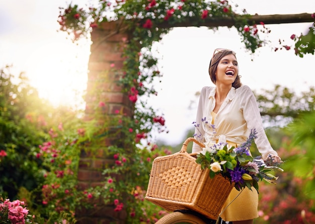 In de natuur is ze het liefste foto van een aantrekkelijke jonge vrouw die buiten fietst