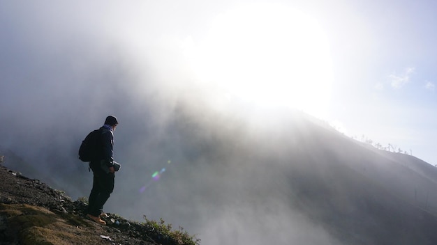 In de ochtend bedauwd over de ijen krater Het juiste moment om te genieten van de