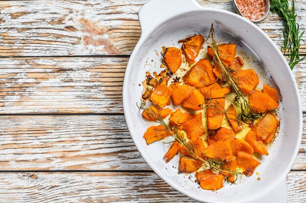 In de oven gebakken pompoenplakken met rozemarijn