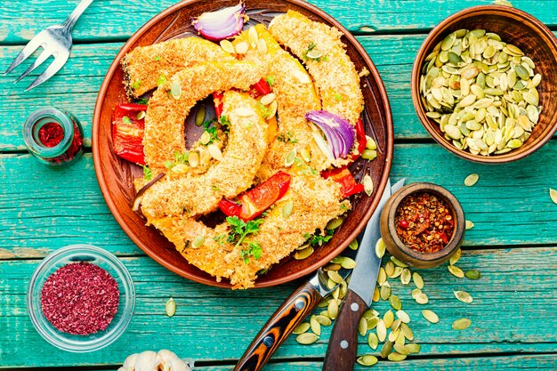 In de oven gebakken pompoenschijfjes