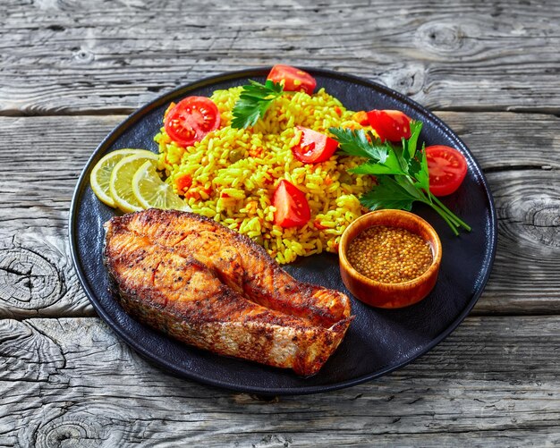 In de oven gebakken zalmsteak met gele rijst