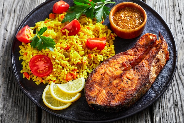 In de oven gebakken zalmsteak met gele rijst