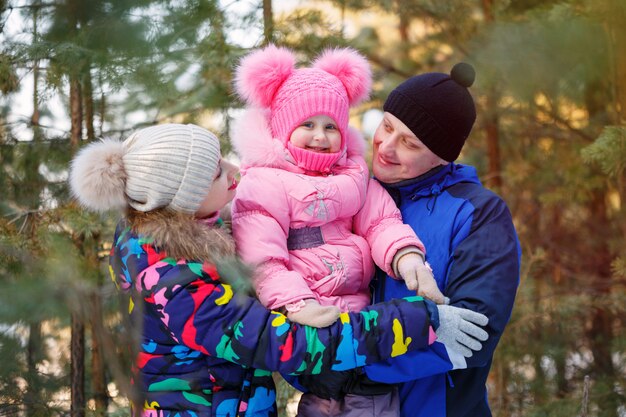 In de winter bos en gelukkige familie. tijd buiten doorbrengen in de winter