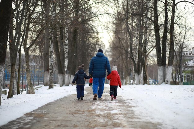 In de winter spelen kinderen buiten. sneeuwspelletjes op straat.