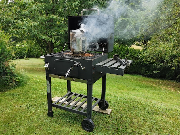 Foto in de zomer een houtskoolgrill aansteken