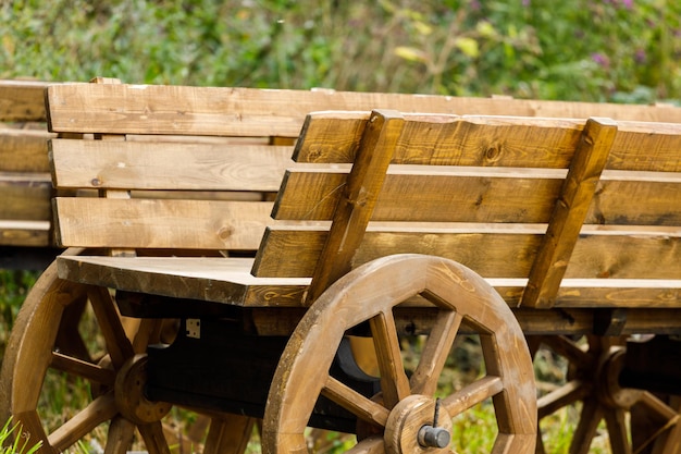 In de zomer in het dorp een oude houten kar