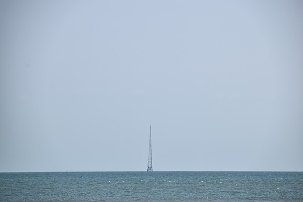 In de zomer is de lucht blauw en de zee helder