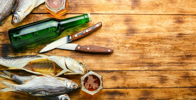 In de zon gedroogde vis, gezouten vis voor bier op oude houten tafel