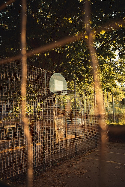 In detail van de mand tijdens een zonsondergang