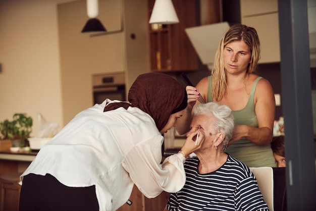 In deze hartverwarmende, realistische scène brengen een meisje in een hijab en haar zus liefdevol make-up aan op hun gezicht