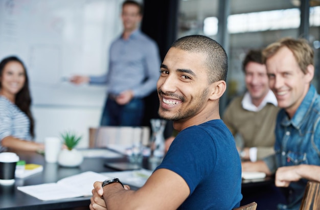 In deze ruimte wordt succes geboekt Shot van een groep collega's in een presentatie in een bestuurskamer