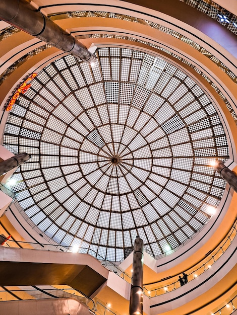 Foto in dit gebouw is een grote koepel met veel ramen zichtbaar.