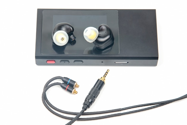Foto in-ear koptelefoon voor hifi-muziekspeler. audiogeluid en moderne apparatuur voor muziekliefhebbers en audiofielen
