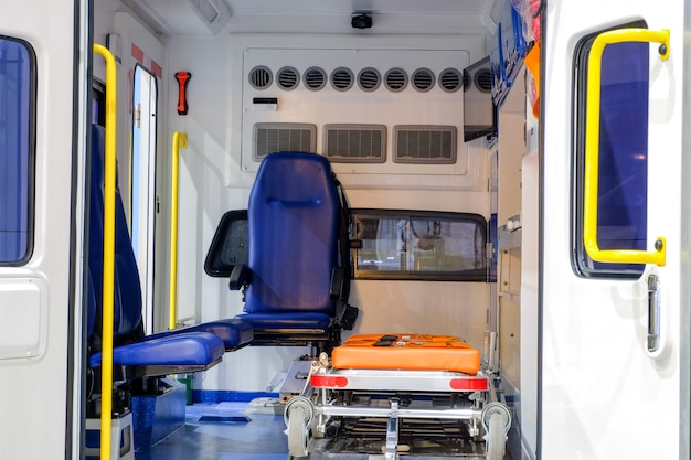 In een ambulance-auto met medische apparatuur om patiënten te helpen