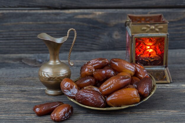 in een bronzen schaal, een kruik en een lantaarn. Ramadan Kareem.