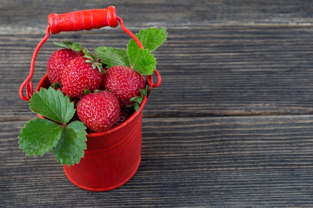 in een emmer aardbeien close-up