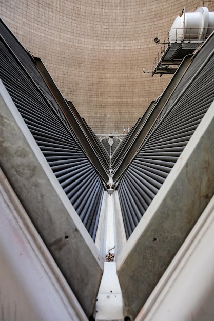 In een koeltoren voor een kolencentrale