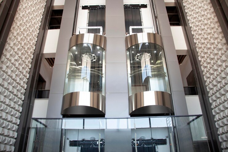 In een moderne liftschacht