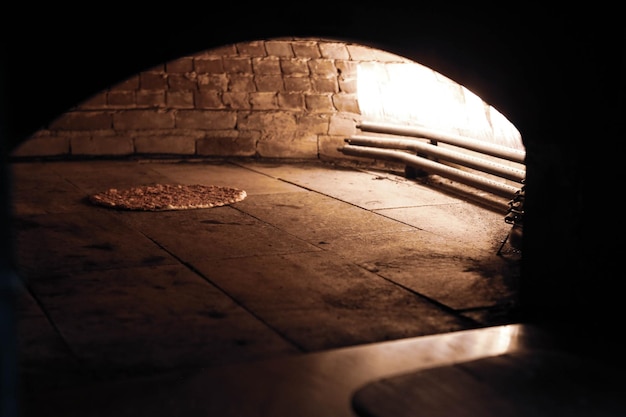 In een restaurant pita of pide brood koken in oven of fornuis Bakkerij of bakkerij concept afbeelding