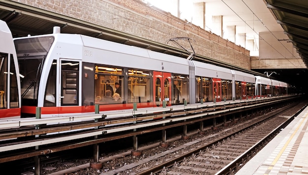 In een station staat een trein op de rails.