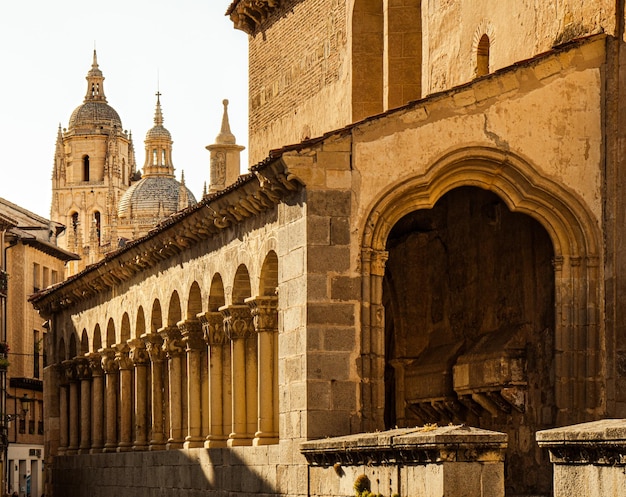 In- en uitgang van de bogen van de kerk van San Martin de Segovia met de straat op de achtergrond