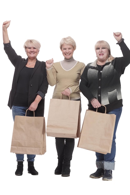 사진 완전 성장 중. 쇼핑백을 든 행복한 세 여성. 흰색 배경에 고립.