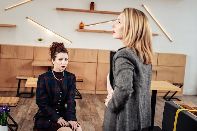 In gesprek met medewerker. Blondharige zakenvrouw in gesprek met haar werknemer met persoonlijke ontmoeting