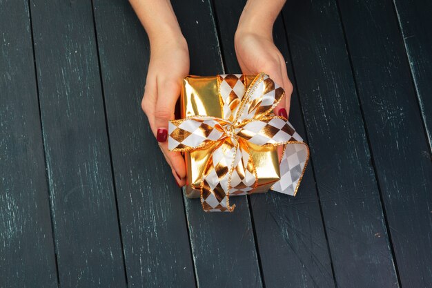 In hand meisjes van de giftdoos op houten lijst