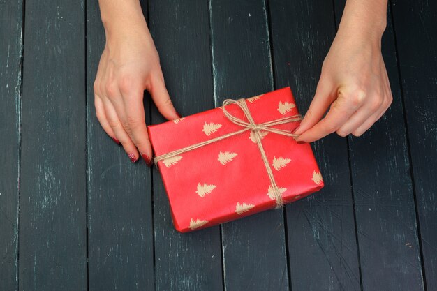 In hand meisjes van de giftdoos op houten lijst