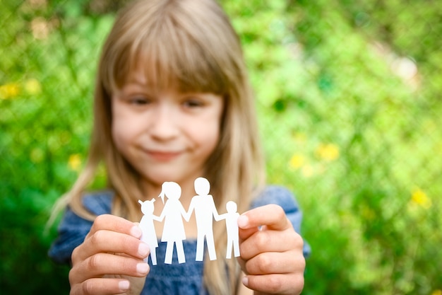 Foto in handen van de familie op een achtergrondpapier