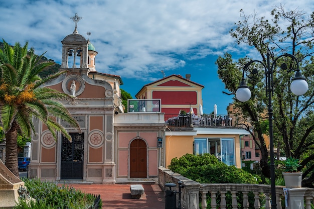 Foto in het oude centrum van het vissersdorpje bogliasco ligt deze kleine kerk