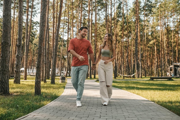 In het park. Jong koppel samen tijd doorbrengen in het park