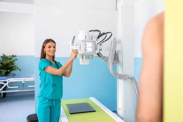 In het ziekenhuis staat een man met zijn gezicht tegen de muur terwijl de Xray-machine hem scant op breuken, gebroken ledematen, borstkanker, modern ziekenhuis met technologisch geavanceerde medische apparatuur