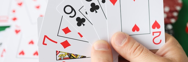 Foto in mannen handen speelkaarten op achtergrond van chips pokerspel voor geld concept