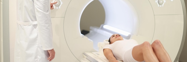 In medisch laboratorium controleert mannelijke radioloog mri- of ct-scan met vrouwelijke patiënt hightech