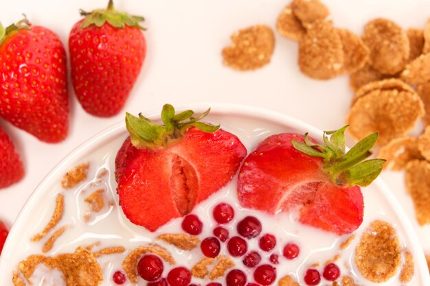 In melk gedrenkte granen snel ontbijt met fruit en bessen