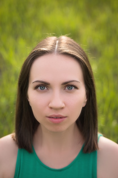 In openlucht portret van het jonge donkere close-up van de haarvrouw