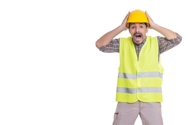 In paniek mannelijke ingenieur staande op een witte achtergrond