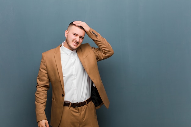 In paniek raken over een vergeten deadline, gestrest voelen, een puinhoop of fout moeten verdoezelen