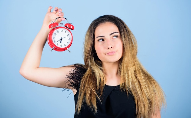 In slaap en wakker. tijdsbeheer. tijdzone. stiptheid en discipline. meisje houdt wekker. regime vroeg wakker worden. bel gaat. goedemorgen. vrouw te laat. zakelijke termijn.