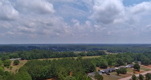 In South Carolina is er een klein stadje met verschillende particuliere woonhuizen rondom het bos dat vanaf de top te zien is